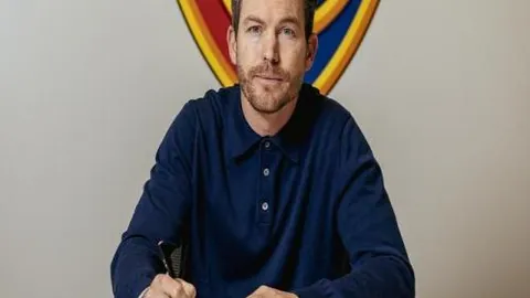 印尼归化球星罗梅尼首秀进球喜极而泣，克鲁伊维特目睹惊艳瞬间。